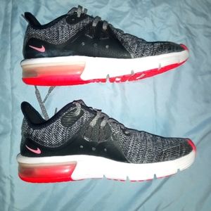 Nike air max pink and black tennishoes